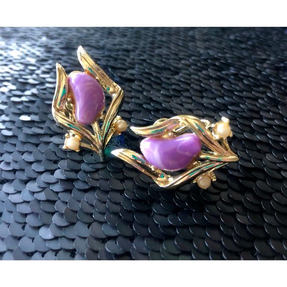Rare Vintage Coro Signed Purple & Pearl Screw back Earrings - Picture 2 of 3